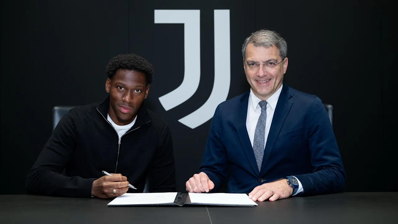 Jonathan David signing contract at Juventus with GM Damien Comolli